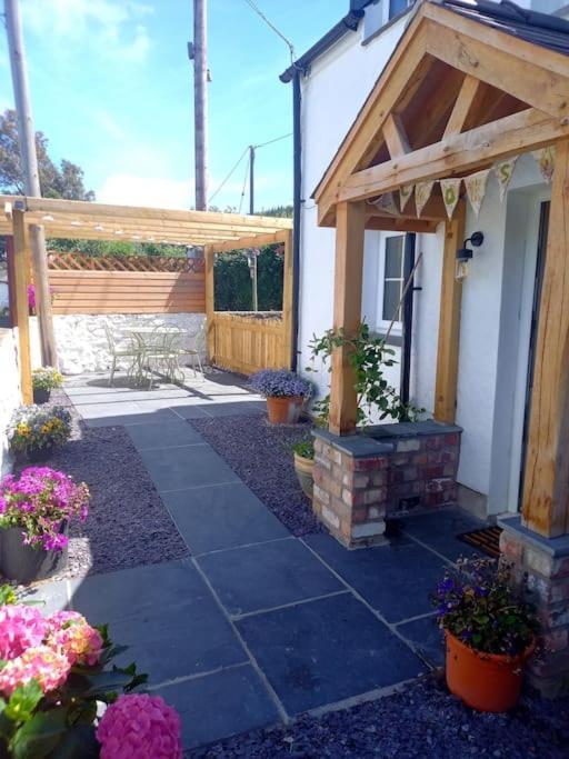 Cosy 2 Bed Cottage Between Snowdonia And The Sea Llandegai Екстериор снимка